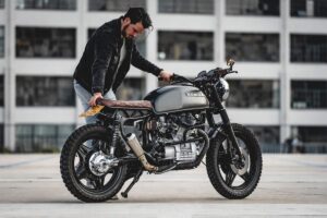 Motociclista con la moto